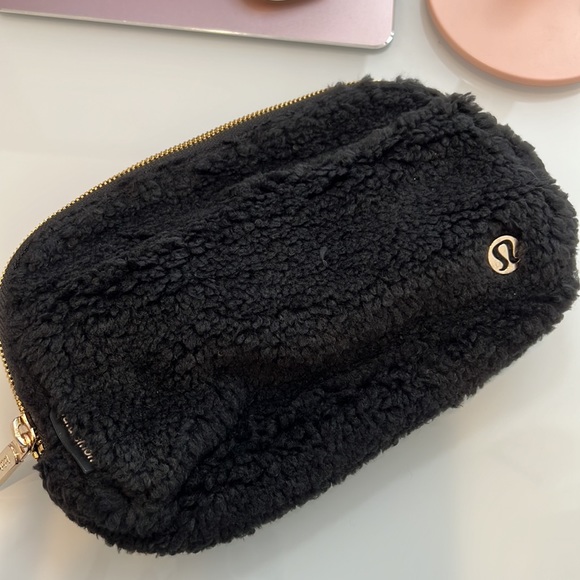 Brand new Lululemon fleece belt bag in Black - Picture 3 of 4